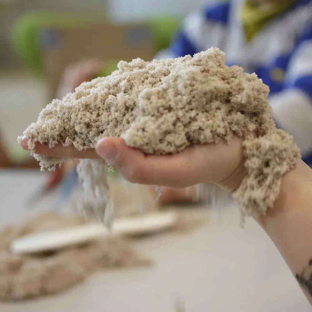 Kinetic Sand 5 kg Kinetischer Spielsand Beige - weich, formbar, ungiftig, klebt nicht, leicht zu reinigen, ab 3 Jahren