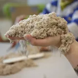 Kinetic Sand 5 kg Kinetischer Spielsand Beige - weich, formbar, ungiftig, klebt nicht, leicht zu reinigen, ab 3 Jahren
