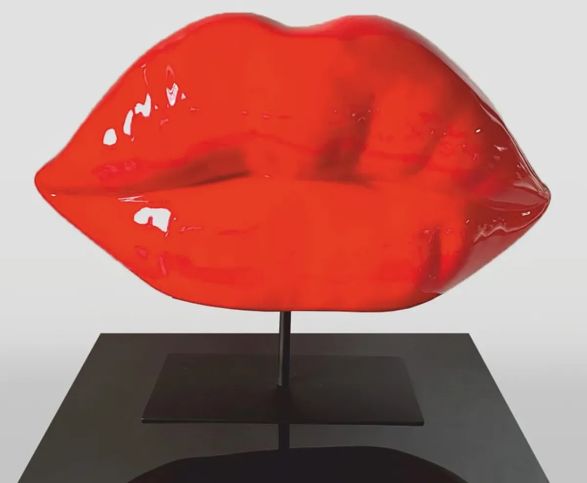 Casa Padrino XXL Deko Lippen Mund mit Ständer Rot / Schwarz 120 cm - Deko Accessoires