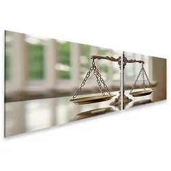 islandburner Leinwandbild Justitia mit Waage reflektiert auf glänzendem Tisch in Anwaltskanzlei