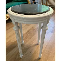 Casa Padrino Barock Beistelltisch Weiß / Schwarz - Handgefertigter Antik Stil Tisch mit Marmorplatte - Antik Stil Möbel - Wohnzimmer Möbel im Barockstil - Barock Möbel