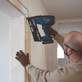 Bosch GNH 18V-64-2 M Professional Akku Holznagler 18 V 1,6 x 32 - 64 mm mit 1x Akku 5,0 Ah + Ladegerät