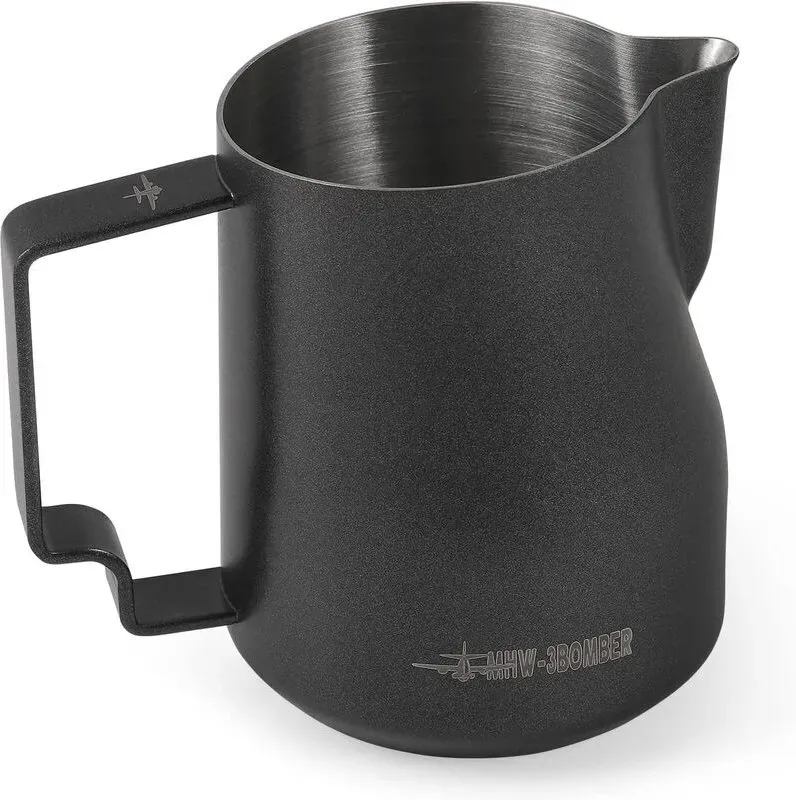MHW-3BOMBER 450 ml (15 oz) Professionelles Milchkännchen aus Edelstahl für Espresso, Cappuccino, zum Aufschäumen mit Hawksbill-Mundöffnung, Barista-Zubehör, Schwarz, Modell: P6005MB