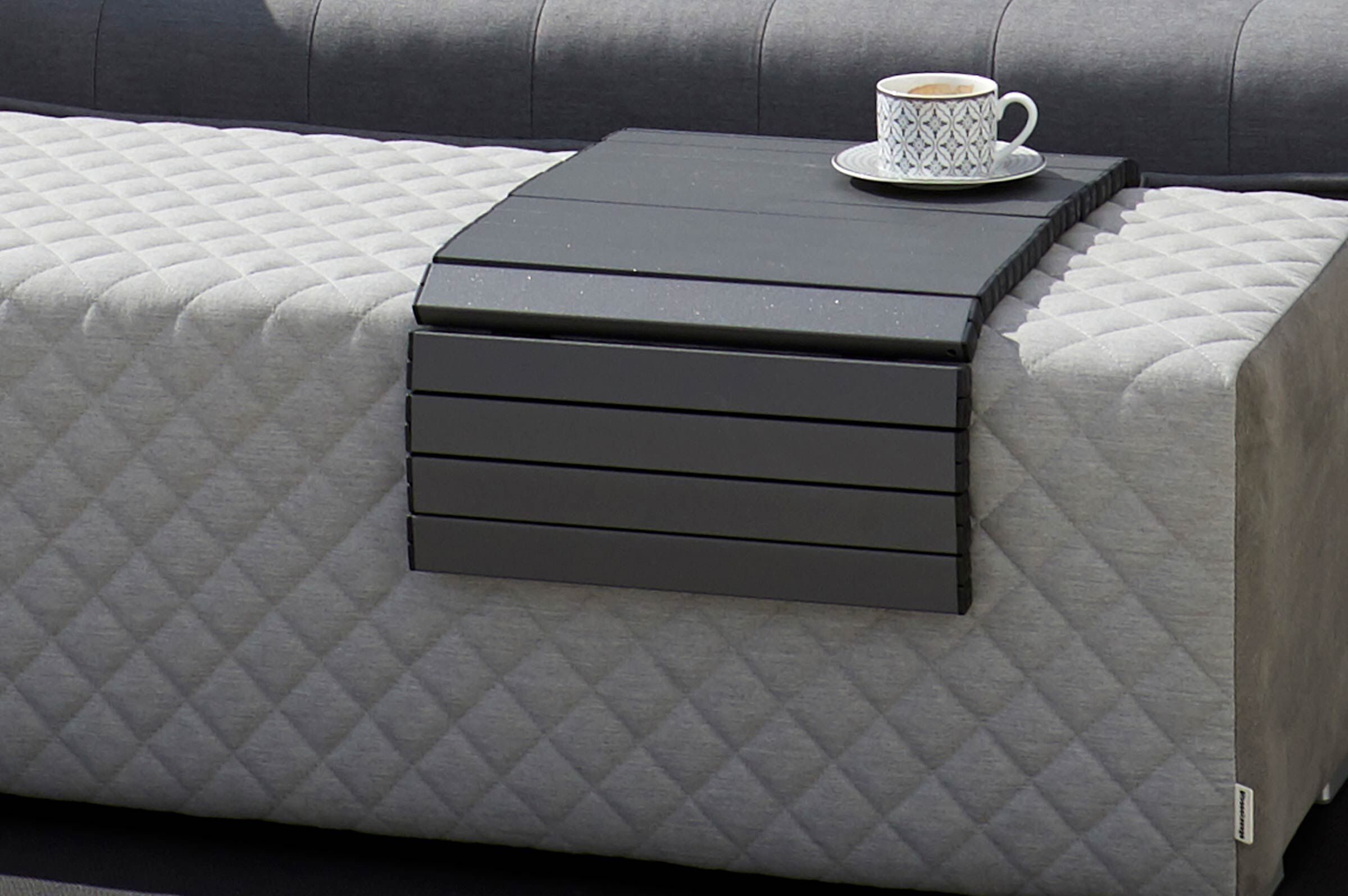 OUTFLEXX Cozy Tablett, schwarz, Aluminium, 89 x 40 cm, zum Auflegen auf Möbel, biegsam