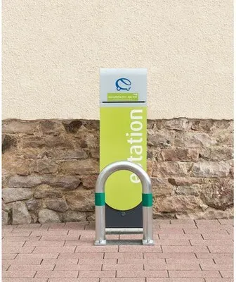 Ladesäulen Rammschutz-Bügel aus Stahl, feuerverzinkt, B 360 mm, Reflexringe grün, zum Aufdübeln