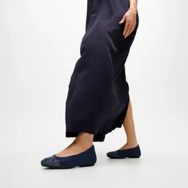 FitFlop Ballerina FITFLOP "DELICATO CRYSTAL CAP-TOE DENIM BALLET FLATS", Damen, Gr. 38, blau (dunkelblau), Textil, Schuhe Ballerina, Schlupfschuh, Businessschuh mit funkelnden Strasssteinchen besetzt