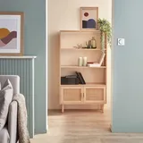 sweeek Bücherregal mit Holzdekor und Rohrgeflecht - Camargue - 3 Ebenen, 2 Türen