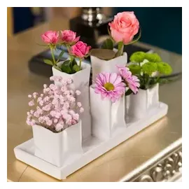 H&D Manufaktur Jinfa Handgefertigte kleine Keramik Deko Blumenvasen Set aus 5 Vasen in weiß auf einem Tablett