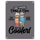 speecheese Hier wohnen Oma & Opa Metallschild in 15x20 cm in grau für deine Großeltern Wie Mama und Papa nur viel cooler Cool Geburtstag Blechschild Rentner lustig