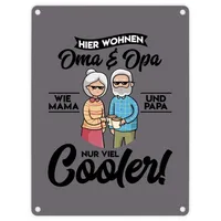 speecheese Hier wohnen Oma & Opa Metallschild in 15x20 cm in grau für deine Großeltern Wie Mama und Papa nur viel cooler Cool Geburtstag Blechschild Rentner lustig
