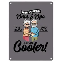 speecheese Hier wohnen Oma & Opa Metallschild in 15x20 cm in grau für deine Großeltern Wie Mama und Papa nur viel cooler Cool Geburtstag Blechschild Rentner lustig