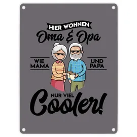 speecheese Hier wohnen Oma & Opa Metallschild in 15x20 cm in grau für deine Großeltern Wie Mama und Papa nur viel cooler Cool Geburtstag Blechschild Rentner lustig