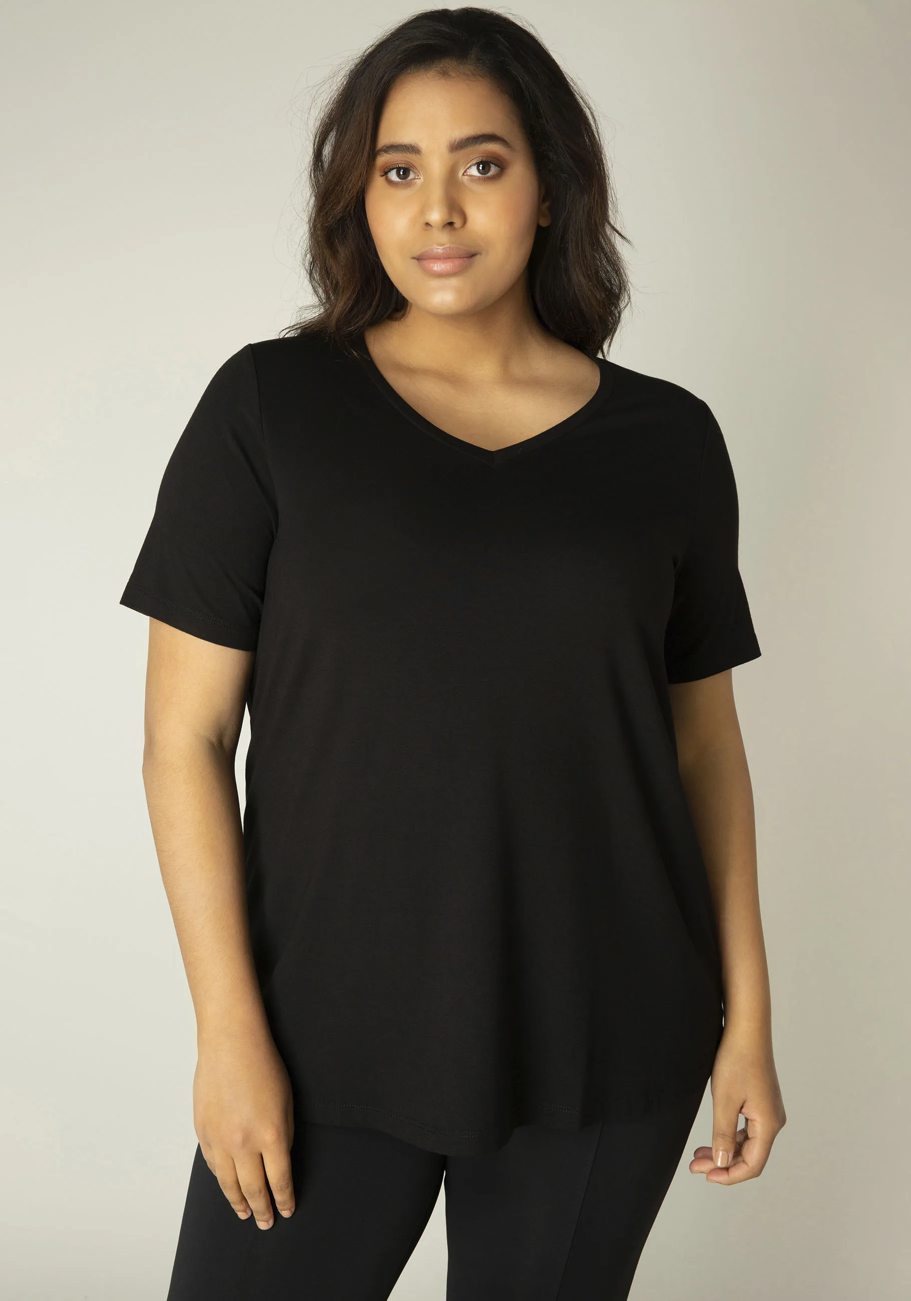 Base Level Curvy T-Shirt »Alba«, Weich fließende, formstabile Qualität Base Level Curvy black 50