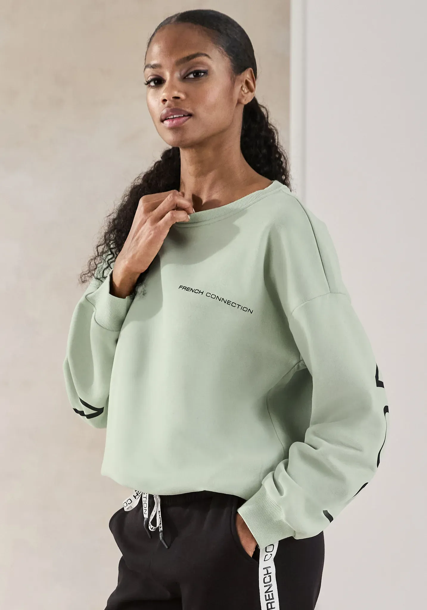 Sweatshirt FRENCH CONNECTION, Damen, Gr. 40/42, grün, Sweatware, Obermaterial: 60% Baumwolle, 40% Polyester, unifarben, sportlich, bequem hüftlang, Rundhals, Langarm Rippbündchen, Sweatshirts, mit großem Logodruck auf dem Rücken