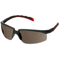 3M Solus 2000 Schutzbrille, grau/rote Bügel, Scotchgard Anti-Beschlag Beschichtung (K&N), graue Scheibe, winkelverstellbar, S2002SGAF-RED-EU