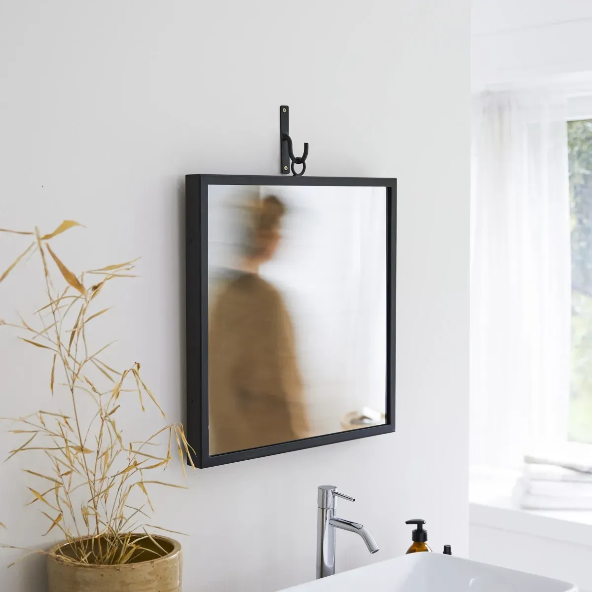 Spiegel aus Metall 50x50 cm in schwarz industreiller Stil Loft Stil neu Tikamoon