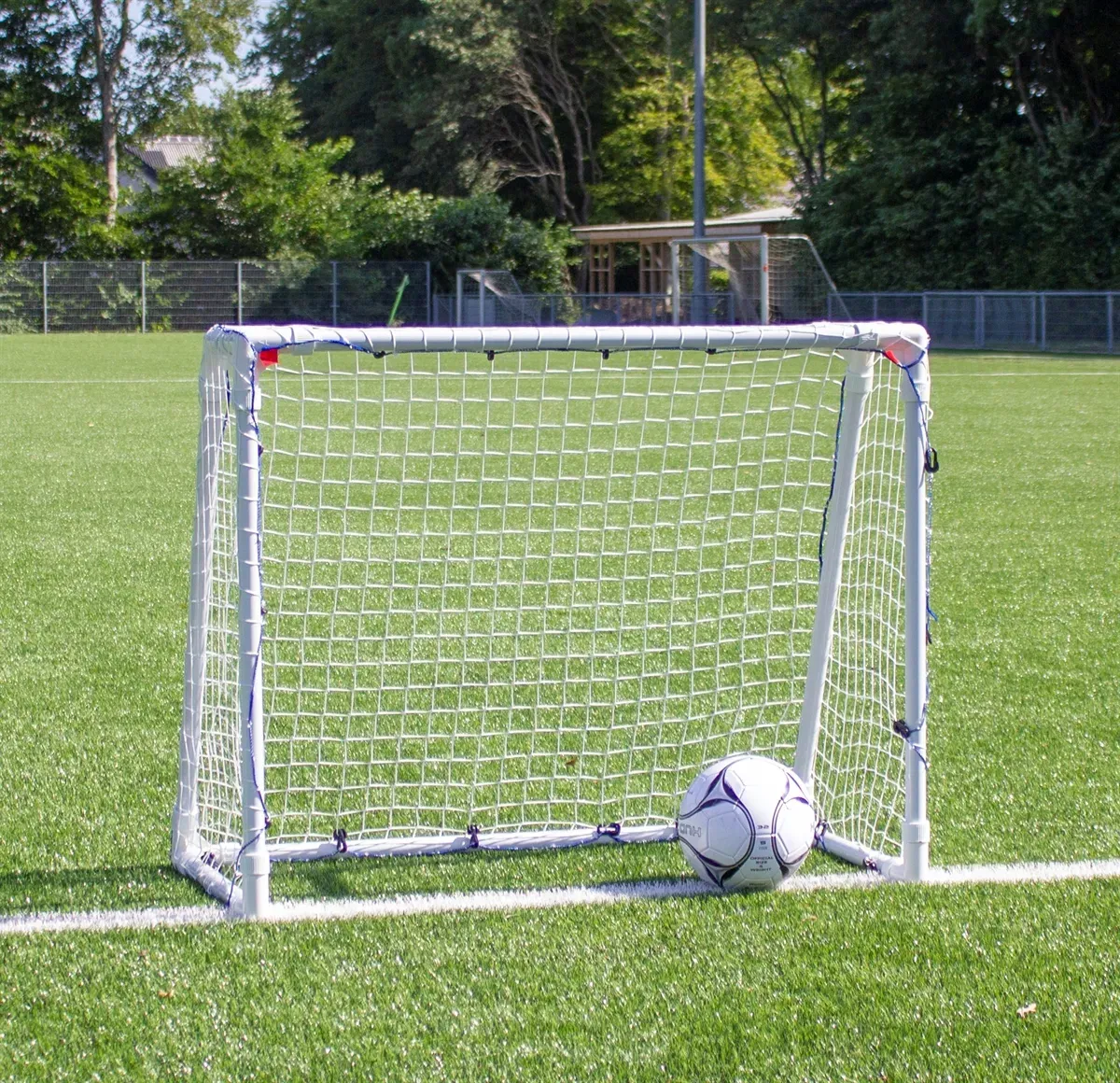 Fußballtor für Kinder 110 x 90 cm verzinkter Stahl weiß/rot, 45 mm Netz - My Hood Fußballtor - Für drinnen & draußen, inkl. 4 Heringe