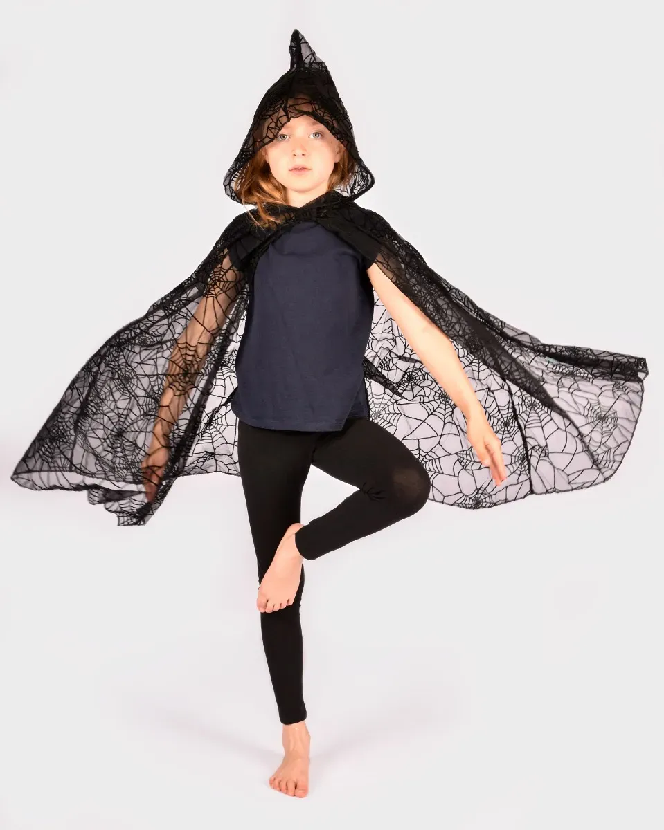Kinderumhang schwarz mit Spinnennetz-Print aus Polyester 4-8 Jahre - Den Goda Fen Cape - Klettverschluss, pflegeleicht, Kostüm