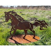 STEINFIGURENWELT GIEBEN Gartenfigur Pferd galoppierend 43x30cm auf Platte Edelrost Gartendeko Wetterfest Rost Metall Rostfigur Tier Hengst Galopp trabend