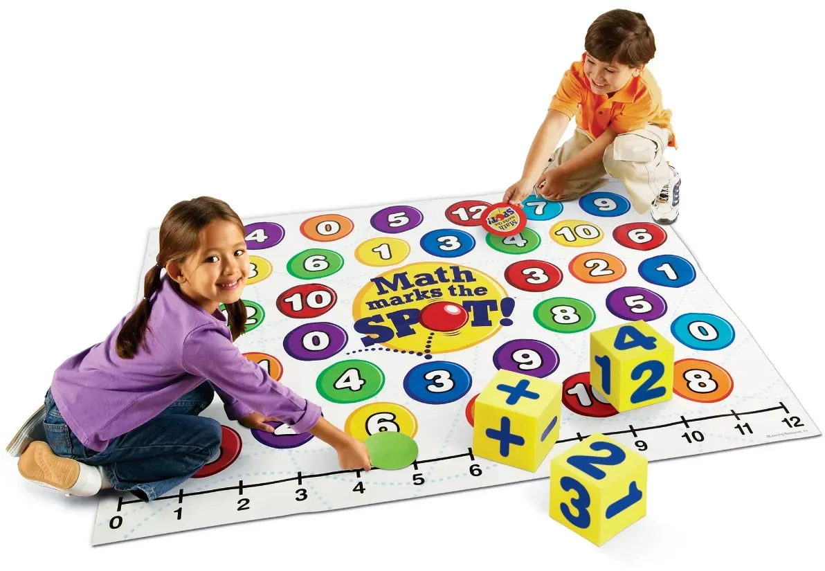 Learning Resources Mathe-Spielteppich 122 x 152 cm Vinyl Mehrfarbig - mit Schaumstoffwürfeln, Markern, Aktivit4ätsguide