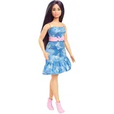 Barbie Fashionistas-Puppe Nr. 231 mit violettem Haar, trägerlosem Denim-Kleid mit Schmetterlingsdruck mit rosa Gürtel und Stiefeln, HYT89