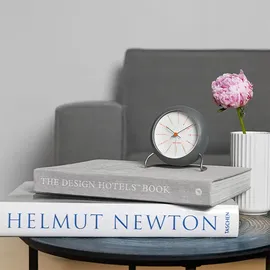 Arne Jacobsen Clocks Arne Jacobsen Bankers Tischuhr