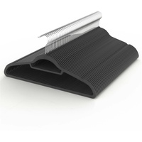 Intirilife Platzsparende Kleiderbügel 50x SAMT SCHWARZ aus Kunststoff mit Edelstahl Haken um 360 Grad drehbar und Krawattenhalter