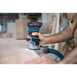 Bosch GKF 18V-8 Akku-Kantenfräse mit Spannzange, Parallelanschlag, 2x Saugadapter, Spanschutz