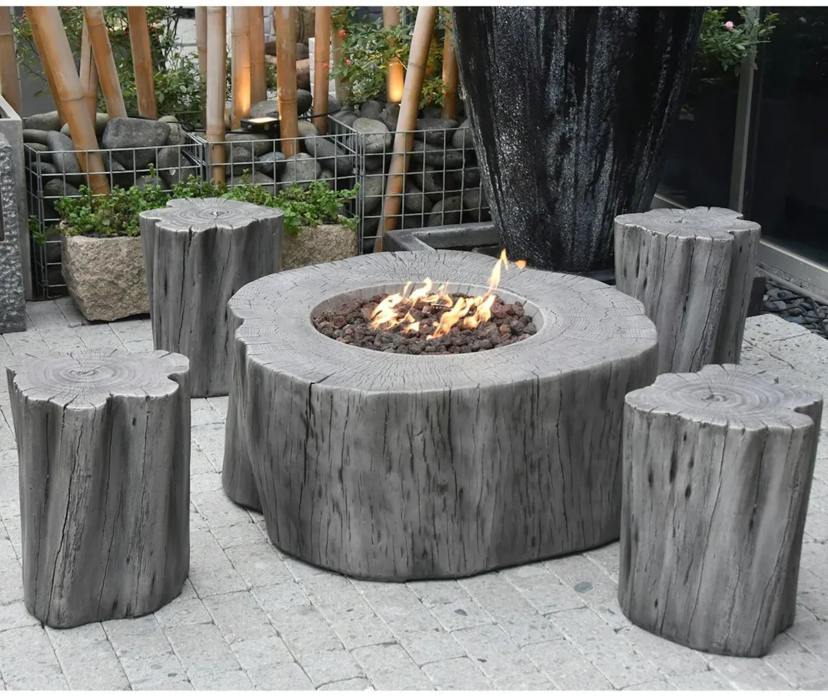 Gardenforma Sitzgruppen -Set: Gas Feuerstelle Manchester aus Faserbeton in Baumstammoptik, hellgrau & 4x Hocker hellgrau