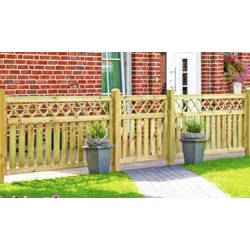 Gartenzaun Elemente Westerland – druckimprägnierte Holzzaun Elemente mit Gartenpforte in 90 cm Höhe in modernem Rankgitter Design