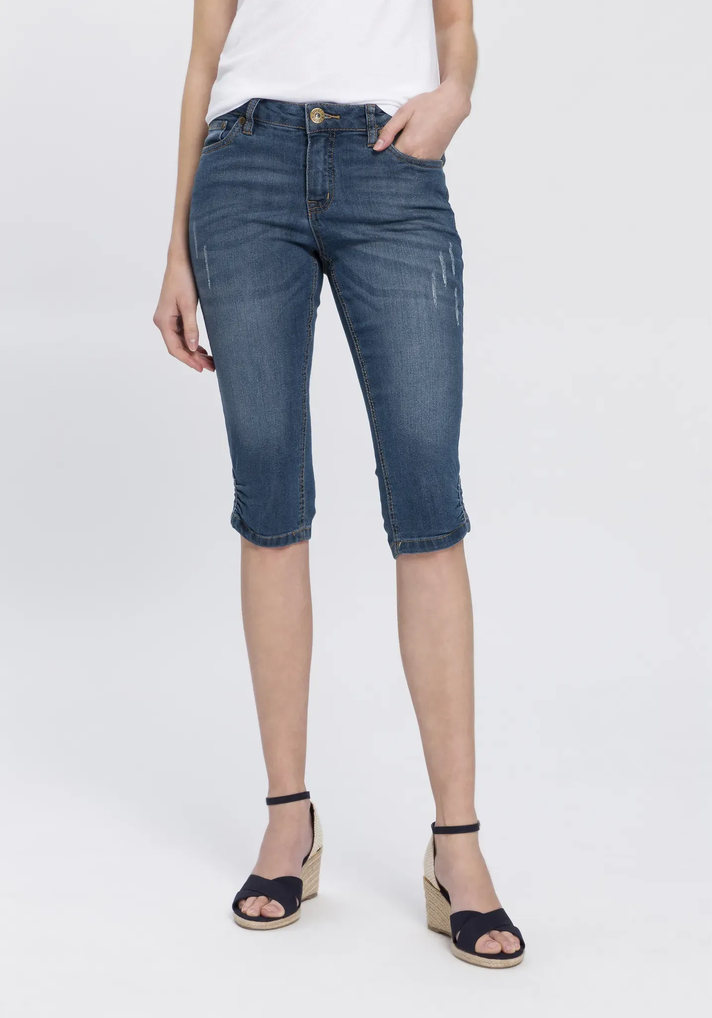 Caprijeans ARIZONA, Damen, Gr. 48, N-Gr, blau (blau used), Denim/Jeans, Obermaterial: 79% Baumwolle, 19% Polyester, 2% Elasthan, Destroyed-Effekte, Basic, schmal kniebedeckend, Jeans, schmale Passform, mit Destroyed-Effekten, niedrige Leibhöhe, Topseller