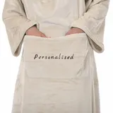 DecoKing Kuscheldecke mit Namen Personalisiert mit Ärmeln Geschenke für Frauen und Männer 150x180 cm Creme Ärmeldecke Microfaser TV Decke Lazy