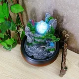 Zimmerbrunnen mit LED Beleuchtung Tischbrunnen Wasserfall IndoorWasserfall Steingarten Zimmerbrunnen Grüne Pflanze Brunnen für Home Office Schlafzimmer Schreibtisch Dekoration 16 x 16 x 20 cm