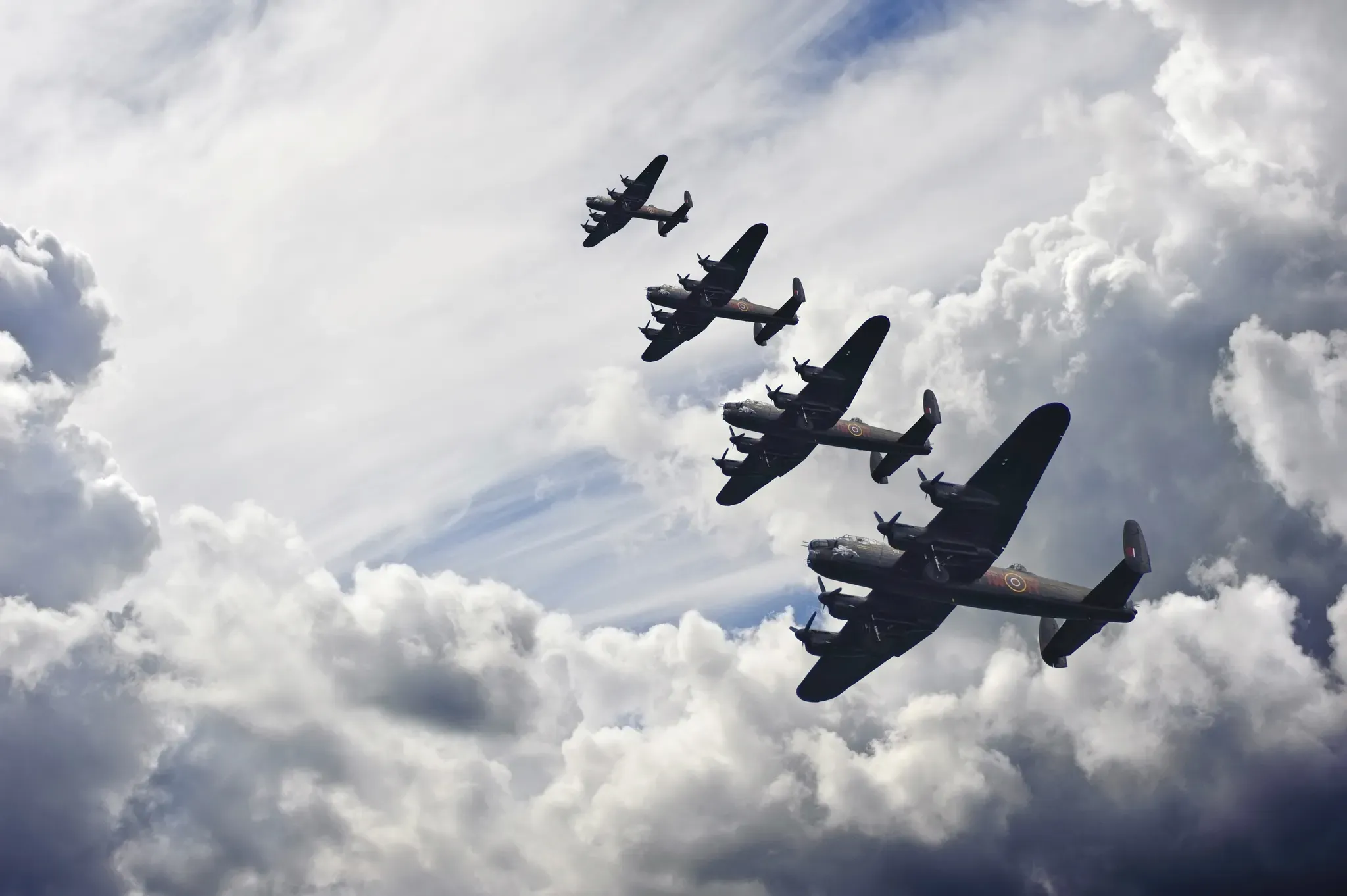Fototapete PAPERMOON "VINTAGE FLUGZEUGE-LANCASTER FLUGZEUG WOLKEN HIMMEL XXL", bunt, B:5,00m L:2,80m, Vlies, Tapeten