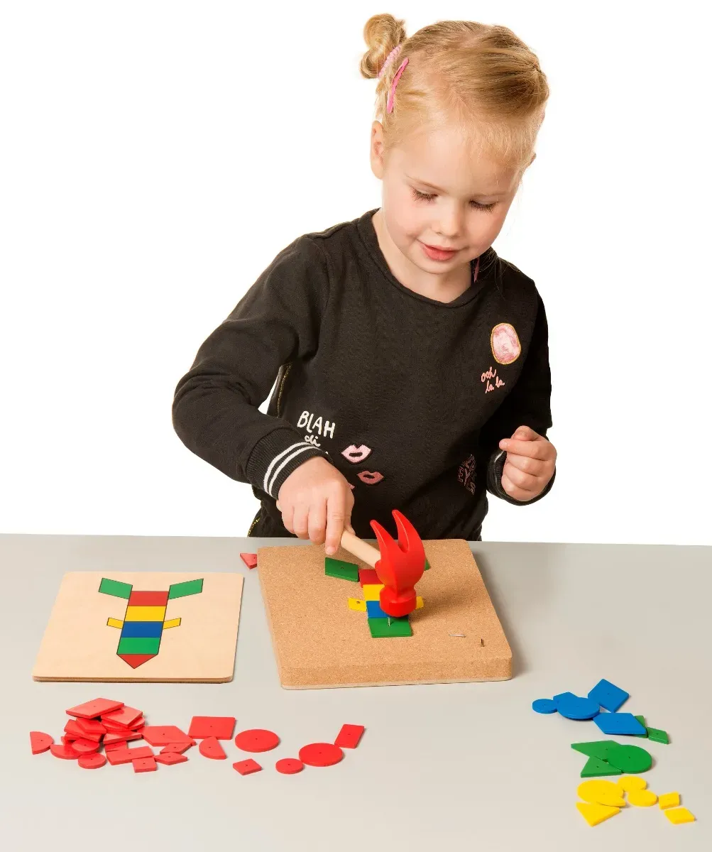 Hämmerchenspiel für Kinder 108 Teile bunt Schaumstoff/Holz/Kork inkl. Hammer & Vorlagen - Toys for Life - Fördert Feinmotorik