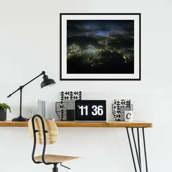 queence Bild »Stadt bei Nacht von Oben«, Städte-Amerika-Stadt-Bilder von Amerika-Flugzeuge-Flughafen, (1 St.), HD Premium Poster-Druck inkl. Holzrahmen queence schwarz