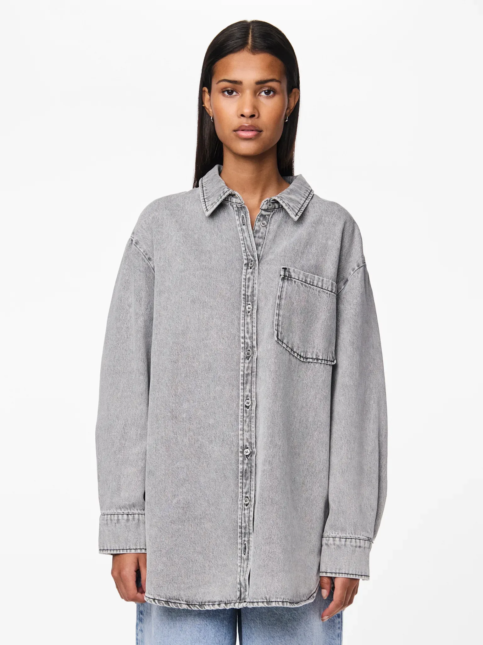 Jeansbluse PIECES "PCMAISIE LS DENIM SHIRT NOOS BC", Damen, Gr. S (36), grau (grau denim), Denim/Jeans, Obermaterial: 100% Baumwolle, unifarben, modisch, oversize, Langarm, Blusen