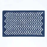 Homescapes Badematte mit Chevron Muster 100% Baumwolle, Dunkelblau und weiß