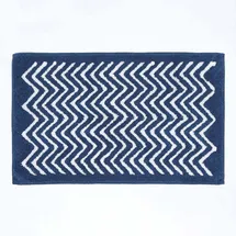 Homescapes Badematte mit Chevron Muster 100% Baumwolle, Dunkelblau und weiß