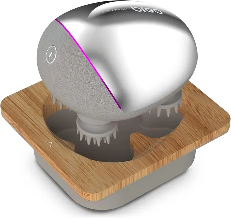Breo Tragbarer Mini-Kopfmassager – IPX7 Wasserdicht, Wiederaufladbarer Kopfmassager zur Kopfhautentspannung, Stressabbau-Werkzeug mit Ladestation aus Bambusholz, Abnehmbare Massageköpfe (Silber mit Basis)