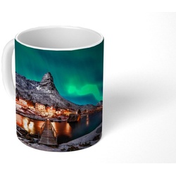 MuchoWow Tasse Nordlicht – Island – Schnee – Dorf – Grün – Berge, Keramik, Kaffeetassen, Teetasse, Becher, Teetasse, Geschenk bunt Ø 9,3 cm x 21 cm x 9,7 cm