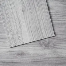 Vevor Selbstklebende Vinyl-Bodenfliesen, 91,4 x 15,2 cm, 20 Stk., 0,62 mm dick, abziehen und aufkleben, hellgraue Holzmaserung, DIY-Bodenbelag für Küche, Esszimmer, Schlafzimmer und Badezimmer