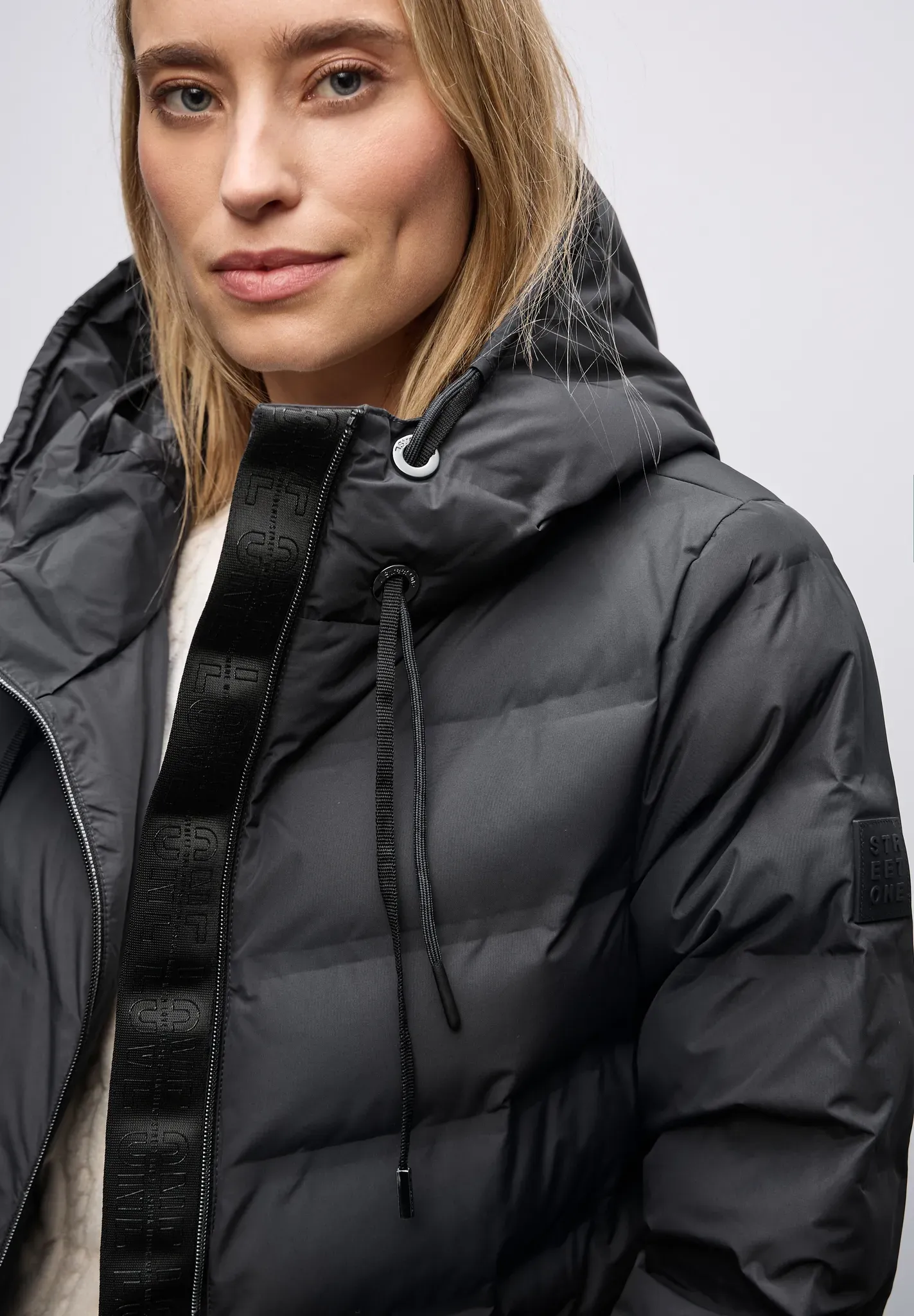 Steppjacke STREET ONE, Damen, Gr. 40, schwarz (obsidian blau), Web, Obermaterial: 100% Polyester. Futter: 100% Nylon. Wattierung: 70% Polyester (REPREVE), 30% Polyester, unifarben, normal kniefrei, Rundhals, Flachstrickbündchen, Jacken Steppjacke, Damenmantel mit Kapuze und geklebten Nähten
