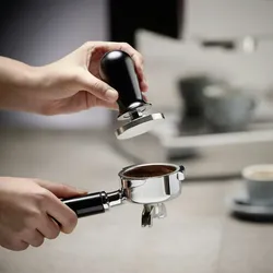 APS 10380 Espresso Tamper Ø 58 mm, H: 10 cm, Edelstahl, Aluminium, ca. 350 g, silber/schwarz, Gruff mit Druckregulierung