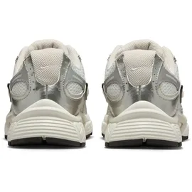 Nike V5 RNR Sneaker Damen summit white/lt orewood brn-sail-black 36