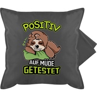 Shirtracer Kissenbezug - Statement Kissen mit Sprüchen - Positiv auf Müde getestet - 50 x 50 cm - Grau - Spruch lustig Bedruckte+Kissen+mit+Spruch sprüche Sloth Pillow kissenhülle spruechen faultier