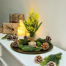 COM-FOUR COM-FOUR® Deko-Baum, dekorativer Kleiner Schmuckbaum, tolle Tischdeko, optimal für die Adventszeit, ergänzt Kränze und Girlanden (30cm grüne Zweige in Jute)