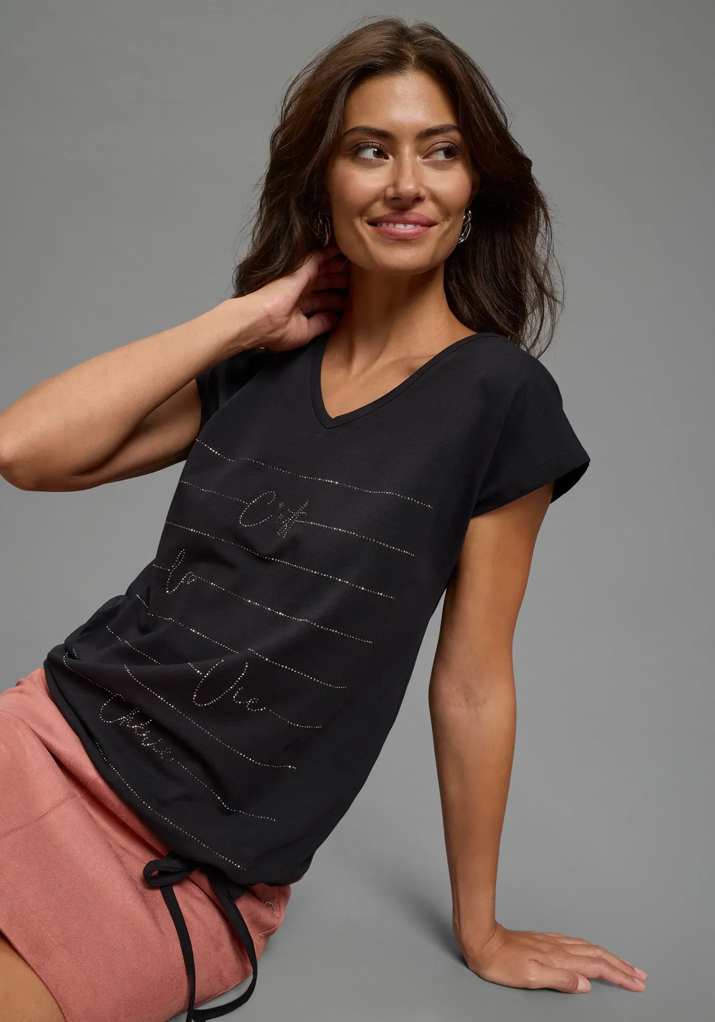 V-Shirt LAURA SCOTT, Damen, Gr. 32/34, schwarz, Single Jersey, Obermaterial: 95% Baumwolle, 5% Elasthan, bedruckt, Basic hüftlang, V-Ausschnitt, angeschnitten, Shirts, mit Glitzersteinen und Tunnelzug