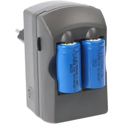AccuCell CR123A 2fach Ladegerät inklusive 2 Stück Li-Ion Akkus CR123A, jedoch nicht geeignet für Überwachungskamera und hohe Stromverbraucher etc.