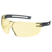 uvex x-fit Schutzbrille 9199 - Kratzfest & Beschlagfrei, 100% UV-400-Schutz - Sicherheitsbrille mit Bernsteinfarbener Scheibe - Chemikalienbeständige Arbeitsbrille für Labore